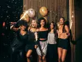Cinq amies célèbrent avec des étincelles et des confettis. Une parfaite idée tenue boite de nuit pour une soirée mémorable.
