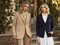 Deux femmes élégantes incarnent le style bcbg femme. L'une porte un tailleur-pantalon beige, l'autre une tenue bleu marine et blanche.