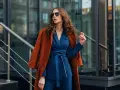 Quelle veste avec robe bleu marine pour mariage ? Un manteau rouille chic complète cette tenue élégante.