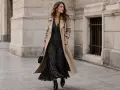 Une femme élégante marche dans la rue, portant quel manteau avec une robe longue fleurie.