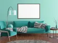 Un salon moderne aux murs bleu turquoise. Un fauteuil et un canapé assortis, avec des coussins à carreaux. Quelle couleur va avec le bleu turquoise vêtement ? Le gris et le bois.