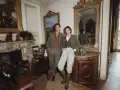 Un couple élégant dans un salon cossu, évoquant un style "old money" intemporel.