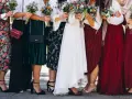 Des robes élégantes et des bouquets pour un mariage simple. Idées de tenues pour demoiselles d'honneur.