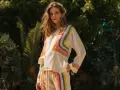 Femme en tenue d'été aux couleurs vives, évoquant la joie et la couleur de l'été.