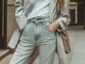 Un blazer gris rayé sur un t-shirt blanc et un **outfit jean bleu** décontracté, avec un sac bandoulière kaki.