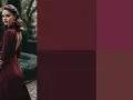 Une femme élégante porte une robe bordeaux. L'image suggère quelle couleur associer avec une robe bordeau pour un look sophistiqué.