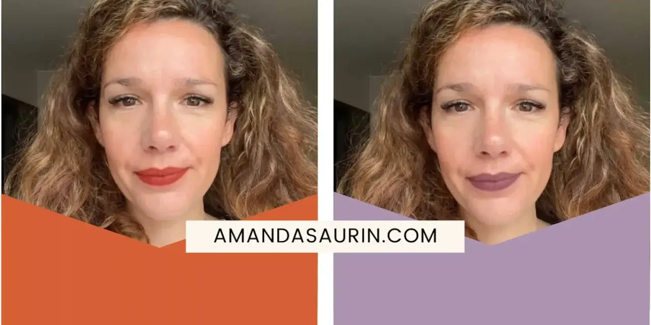 Une blonde à peau claire avec un rouge à lèvres rouge vif. La couleur du vêtement est subtile, mais le rouge à lèvres est audacieux.