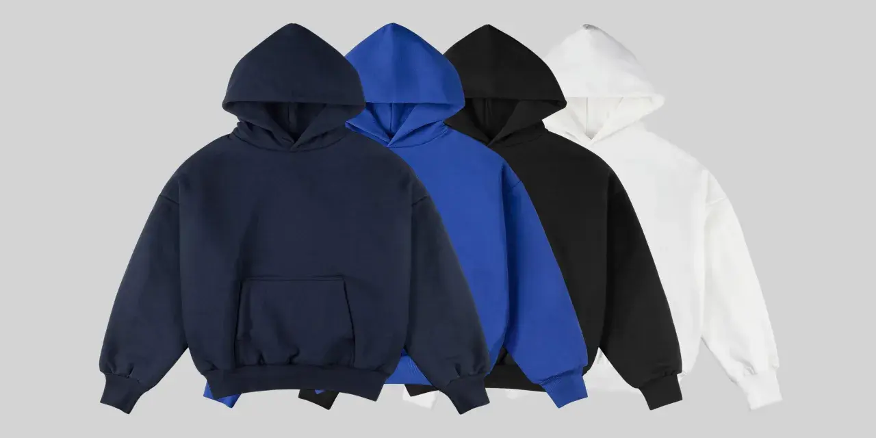 Quatre sweats à capuche pour femme : bleu marine, bleu vif, noir et blanc. Parfait pour une tenue décontractée.