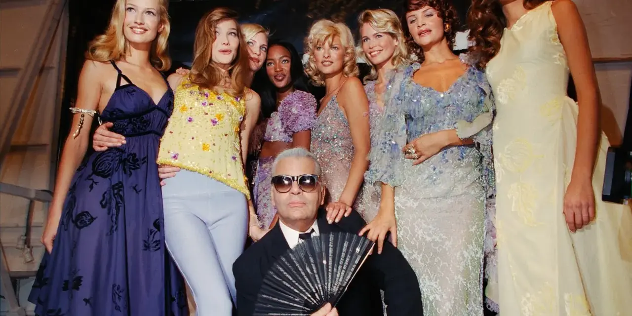 Karl Lagerfeld et des mannequins posent pour une soirée année 90 comment s'habiller. Tenues scintillantes et robes fluides.