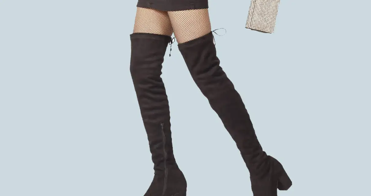 Jambes portant des cuissardes noires et un mini-short, prêtes pour une soirée chic avec une pochette scintillante.