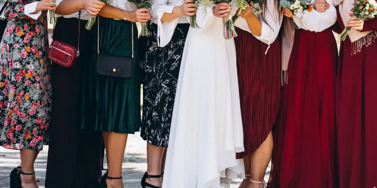 Des robes élégantes et des bouquets pour un mariage simple. Idées de tenues pour demoiselles d'honneur.