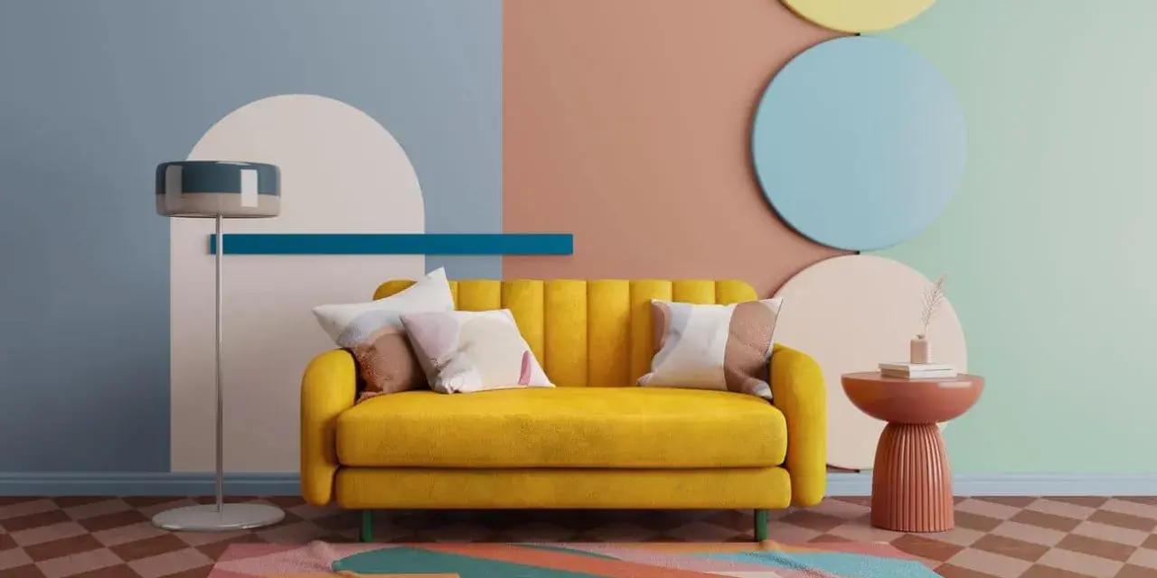 Canapé jaune vif, avec des coussins aux motifs abstraits. Le mur est décoré de formes géométriques et de couleurs douces, dont une touche de couleur complémentaire rouge sur la table d'appoint.