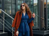 Quelle veste avec robe bleu marine pour mariage ? Un manteau rouille chic complète cette tenue élégante.