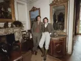 Un couple élégant dans un salon cossu, évoquant un style "old money" intemporel.