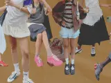 Plusieurs femmes portent des robes avec des baskets, un style décontracté et tendance.