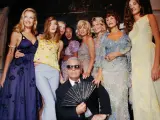 Karl Lagerfeld et des mannequins posent, un éventail à la main, dans un style année 90.
