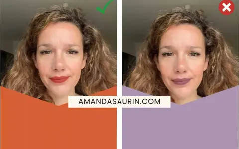 Une blonde à peau claire avec un rouge à lèvres rouge vif. La couleur du vêtement est subtile, mais le rouge à lèvres est audacieux.