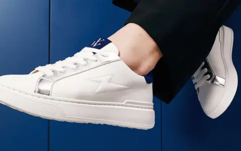 Une tenue chic avec une basket blanche femme, ornée d'éclairs argentés et d'un logo bleu. Parfait pour un look moderne.