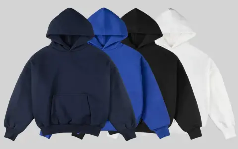 Quatre sweats à capuche pour femme : bleu marine, bleu vif, noir et blanc. Parfait pour une tenue décontractée.