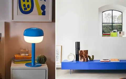Lampe et meuble bas dans un éclatant couleur bleu cobalt. Une lampe design éclaire une table de chevet, tandis qu'un meuble bas expose des objets décoratifs.