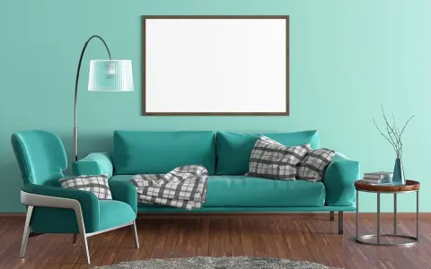 Un salon moderne aux murs bleu turquoise. Un fauteuil et un canapé assortis, avec des coussins à carreaux. Quelle couleur va avec le bleu turquoise vêtement ? Le gris et le bois.