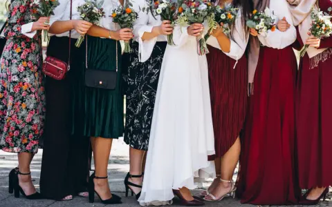 Des robes élégantes et des bouquets pour un mariage simple. Idées de tenues pour demoiselles d'honneur.