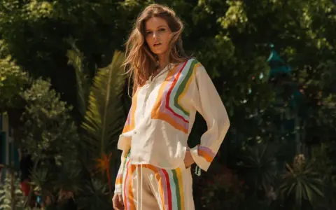 Femme en tenue d'été aux couleurs vives, évoquant la joie et la couleur de l'été.