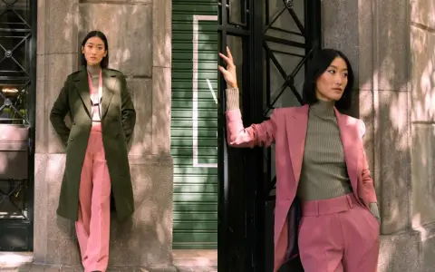 Deux femmes portent des combinaisons vertes et roses. L'une a une veste verte, l'autre une veste rose.