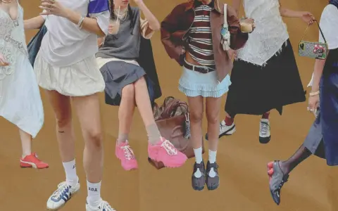 Plusieurs femmes portent des robes avec des baskets, un style décontracté et tendance.
