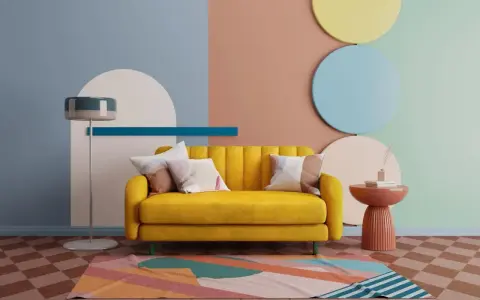 Canapé jaune vif, avec des coussins aux motifs abstraits. Le mur est décoré de formes géométriques et de couleurs douces, dont une touche de couleur complémentaire rouge sur la table d'appoint.