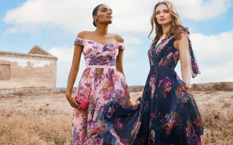 Deux femmes portent des robes fleuries, une rose et une bleu nuit, évoquant la couleur demoiselle d'honneur parfaite pour un mariage champêtre.