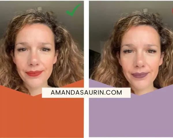 Une blonde à peau claire avec un rouge à lèvres rouge vif. La couleur du vêtement est subtile, mais le rouge à lèvres est audacieux.