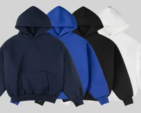 Quatre sweats à capuche pour femme : bleu marine, bleu vif, noir et blanc. Parfait pour une tenue décontractée.