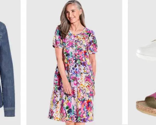 Vieux rose avec une robe fleurie, une veste en jean et des chaussures blanches et roses.