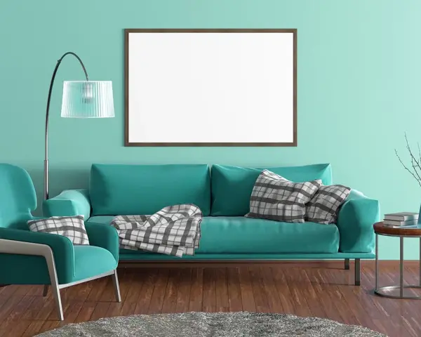 Un salon moderne aux murs bleu turquoise. Un fauteuil et un canapé assortis, avec des coussins à carreaux. Quelle couleur va avec le bleu turquoise vêtement ? Le gris et le bois.