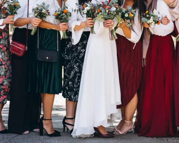 Des robes élégantes et des bouquets pour un mariage simple. Idées de tenues pour demoiselles d'honneur.