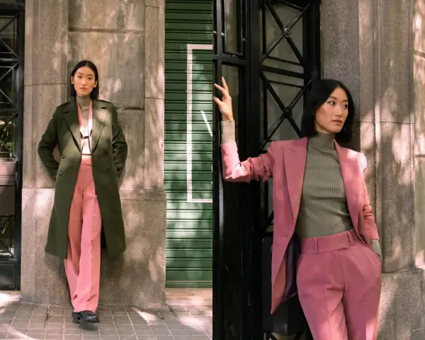 Deux femmes portent des combinaisons vertes et roses. L'une a une veste verte, l'autre une veste rose.