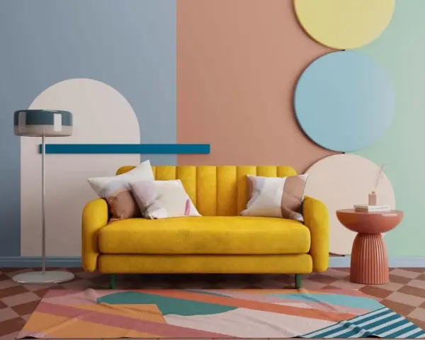 Canapé jaune vif, avec des coussins aux motifs abstraits. Le mur est décoré de formes géométriques et de couleurs douces, dont une touche de couleur complémentaire rouge sur la table d'appoint.