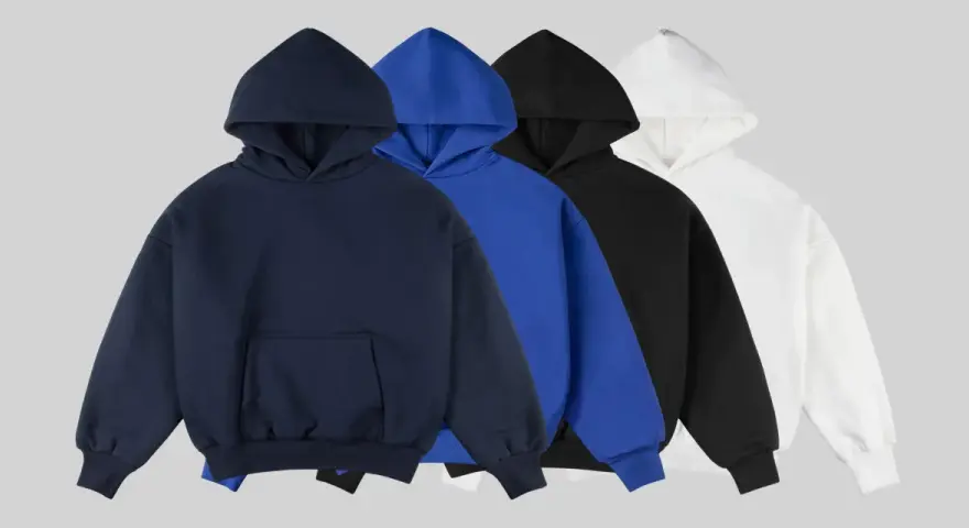 Quatre sweats à capuche pour femme : bleu marine, bleu vif, noir et blanc. Parfait pour une tenue décontractée.