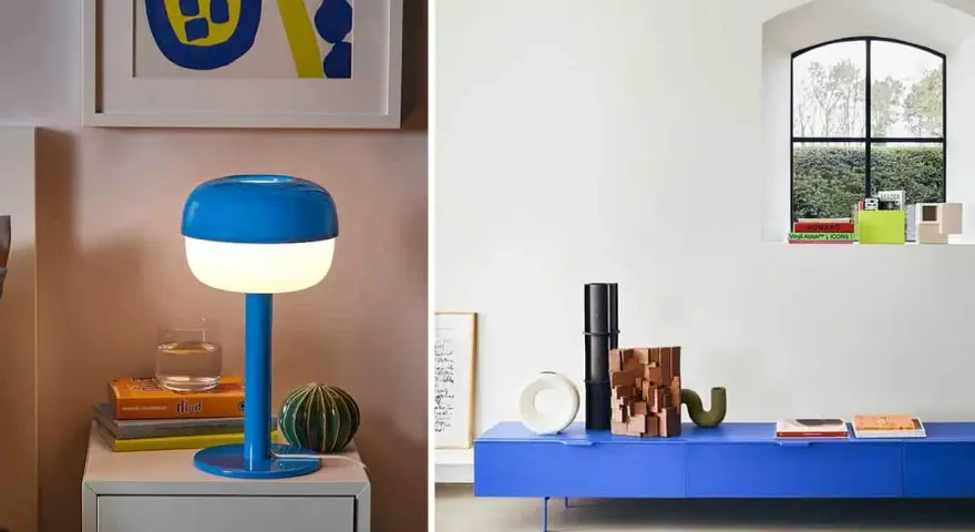 Lampe et meuble bas dans un éclatant couleur bleu cobalt. Une lampe design éclaire une table de chevet, tandis qu'un meuble bas expose des objets décoratifs.