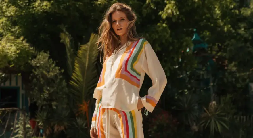 Femme en tenue d'été aux couleurs vives, évoquant la joie et la couleur de l'été.