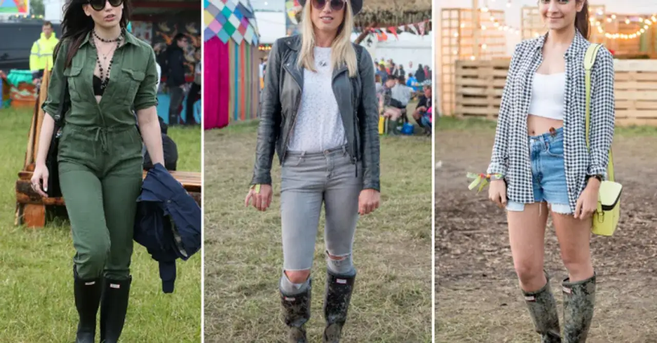 Trois jeunes femmes arborent une tenue festival pluie stylée : combinaison verte et bottes, jean déchiré et perfecto, ou short en jean et chemise à carreaux.