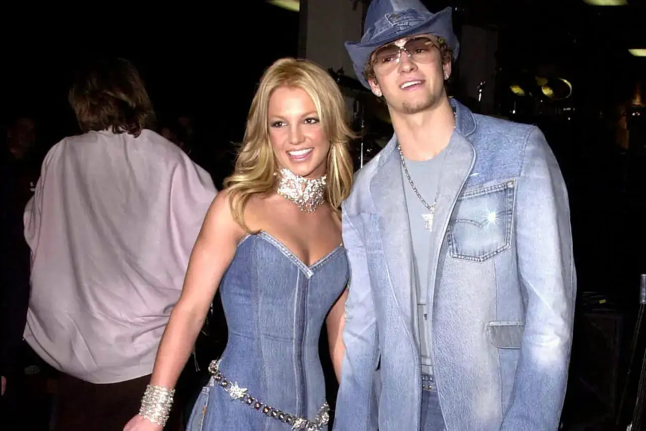 Britney Spears et Justin Timberlake, ic&ocirc;nes de la soir&eacute;e ann&eacute;e 2000, arborent des looks en jean assortis.