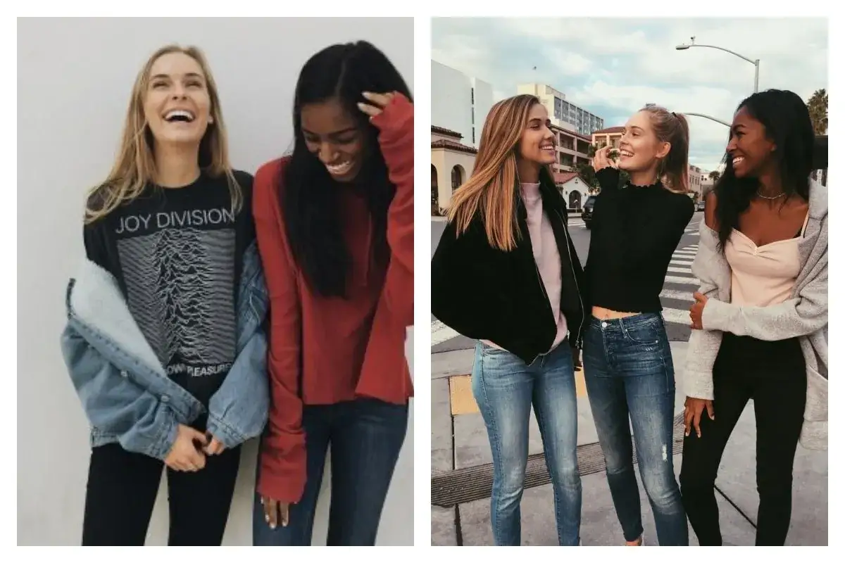 Trois amies rient ensemble, adoptant un style collegienne d&eacute;contract&eacute; avec jeans et vestes.