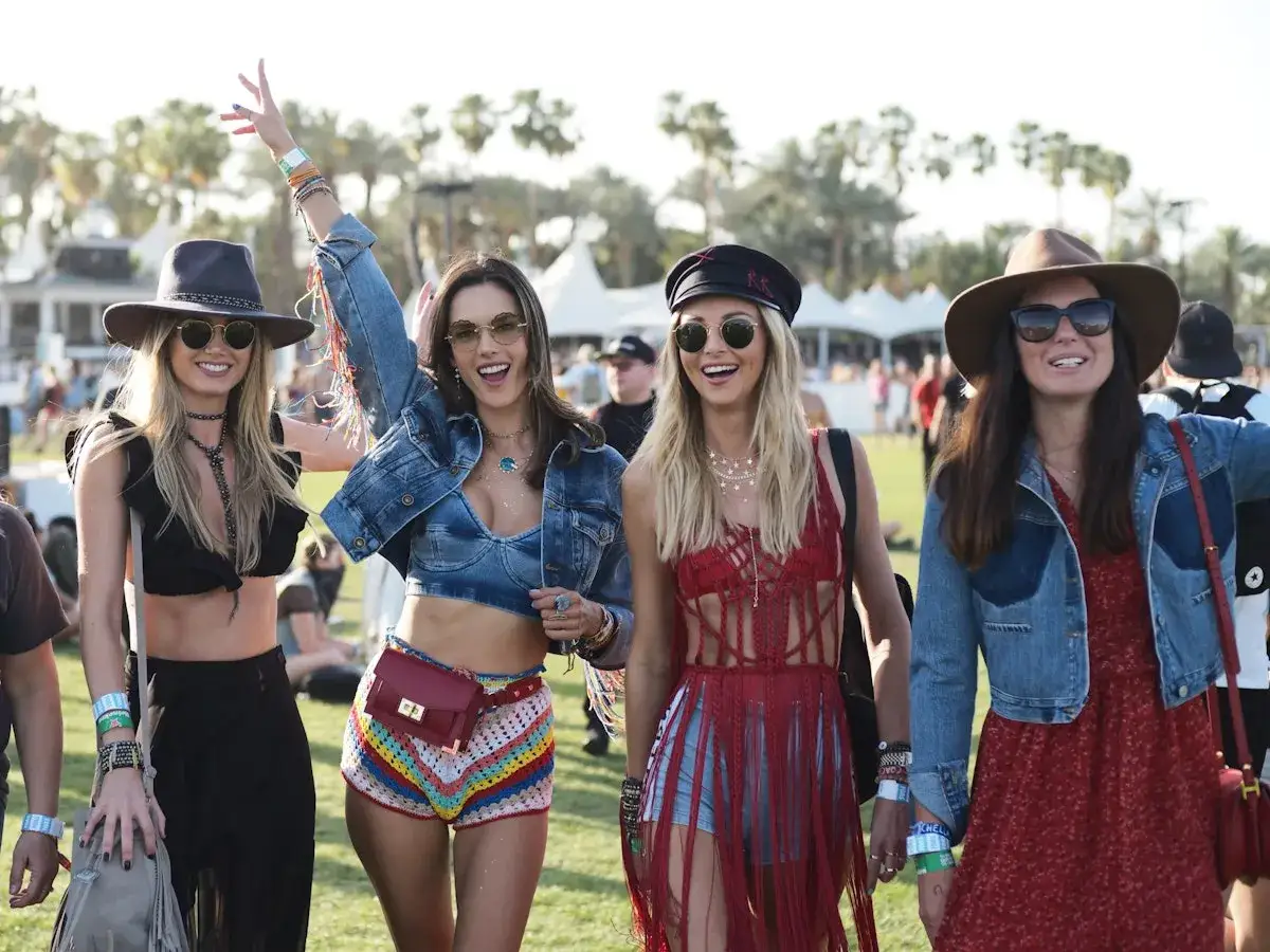 Quatre amies rayonnantes, dans un style hippie Woodstock, profitent d'un festival ensoleill&eacute;.