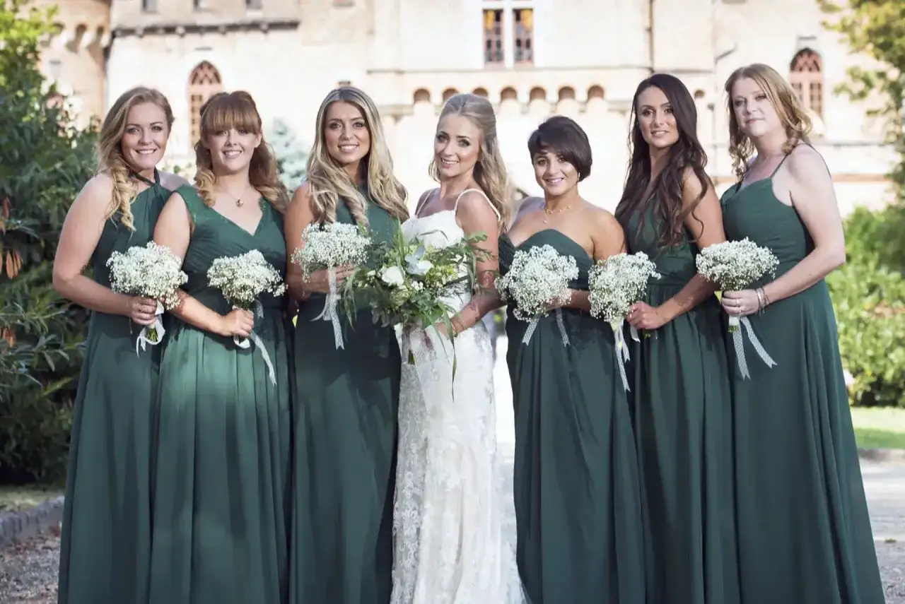 Mariage : la mariée et ses demoiselles d'honneur portent des robes vertes. Comment accessoiriser une robe verte pour un mariage ?
