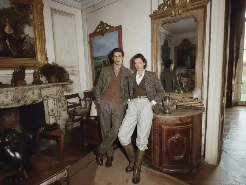 Un couple élégant dans un salon cossu, évoquant un style "old money" intemporel.